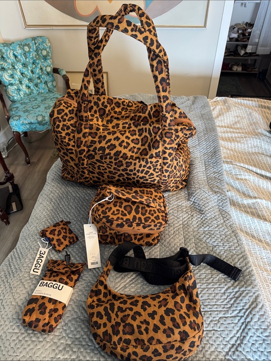 BAGGU Handbags - Leopard print set carryall, handbag, makeup case and accessories